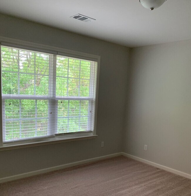 Building Photo - Yorktown Place-Gated Townhome Community-Tibet Ave.
