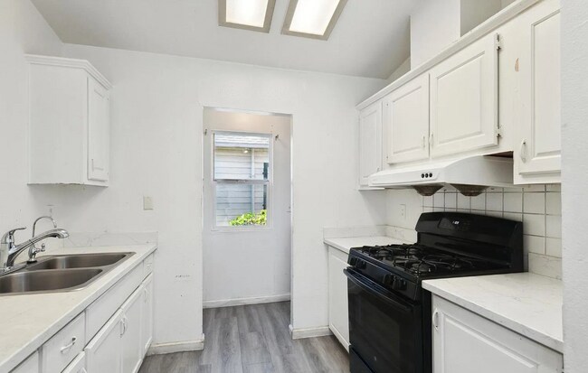 Building Photo - Charming Laurel District Apartment with Mo...