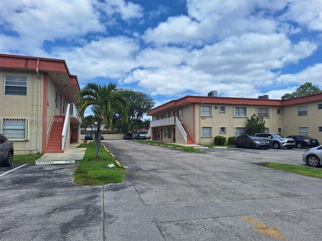 Building Photo - 12831 SW 43rd Dr