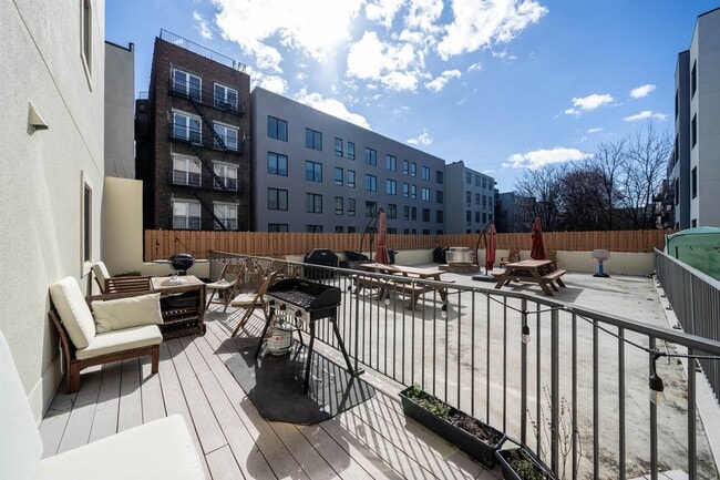 Building Photo - 635 6th St