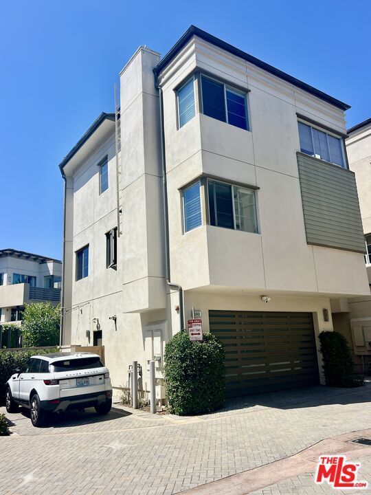 Building Photo - 5849 S Sparrow Ct