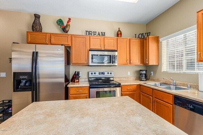 Building Photo - 2 Bedroom, 2.5 Bath Townhome Available NOW!