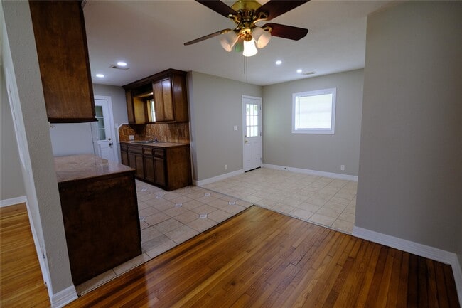 Building Photo - 6718 Midfield Dr