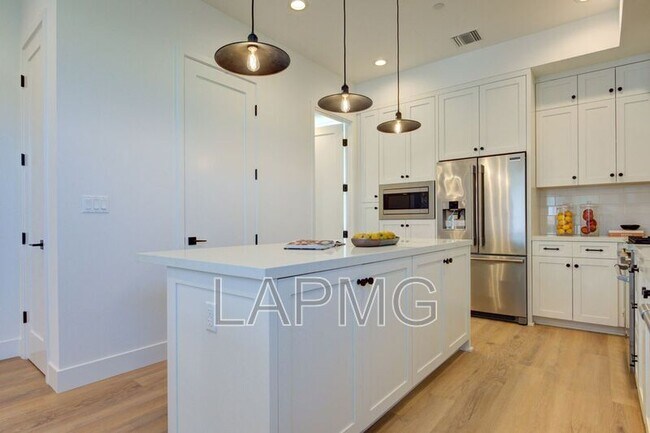Building Photo - 6016 Comey Ave