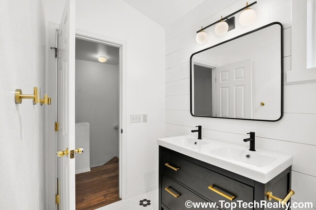 Building Photo - Charming 3 BD 2 BA Townhome Located in Hillsboro's Briarcreek Community | Recently Updated! | Mai...