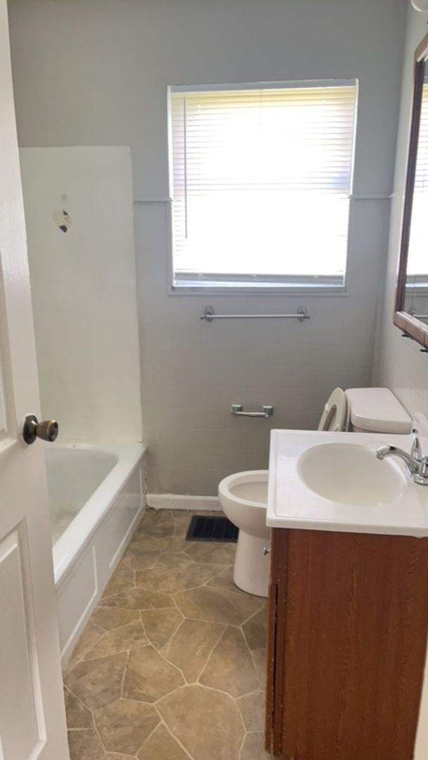 Building Photo - *AVAILABLE IN JUNE!* BIG BACKYARD - 2 BEDROOMS!