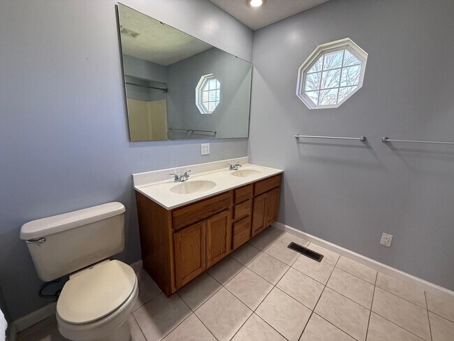 Building Photo - 500 Clifton Ct