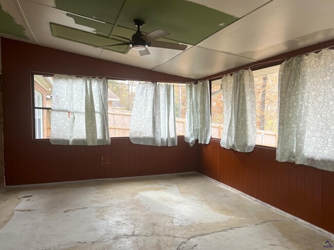 Building Photo - 409 Forest Lake Dr