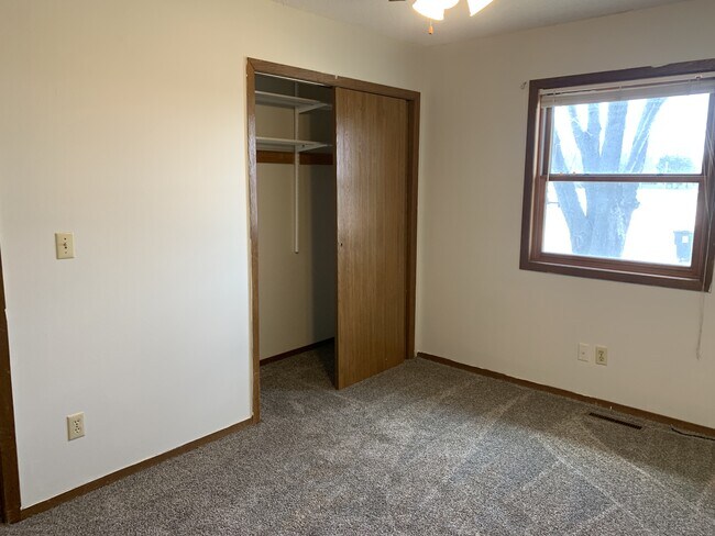 Building Photo - 800 Vassar Cir