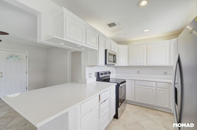 Building Photo - Updated, Large yard, quiet neighborhood, and convenient location