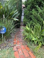 Building Photo - 532 S Irving Blvd