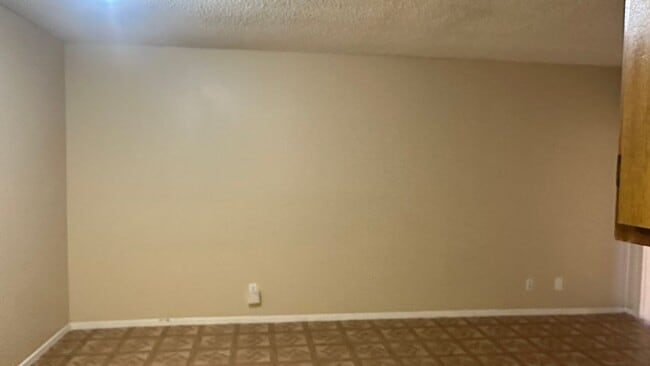 Building Photo - ONE BEDROOM ONE BATHROOM APARTMENT AVAILABLE FOR RENT !!!