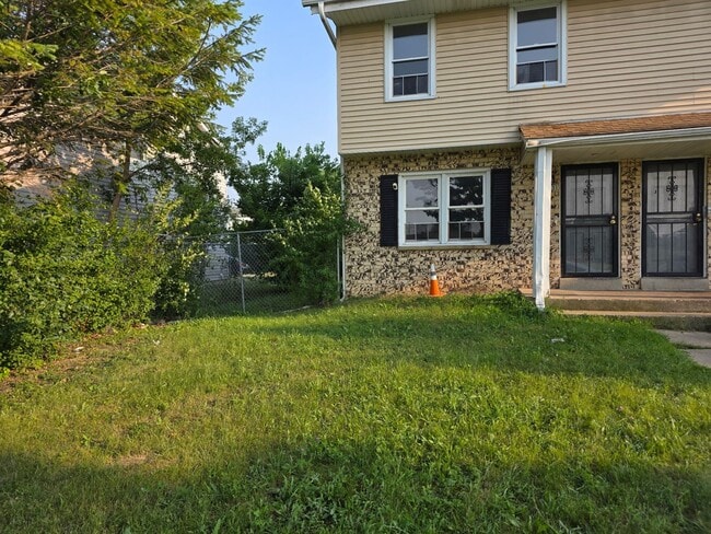 Primary Photo - 10331-10333 W Daphne St