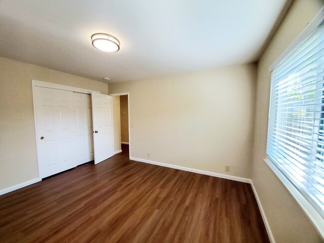 Building Photo - Lovely 3 bedroom 2 bath duplex with private garage and backyard