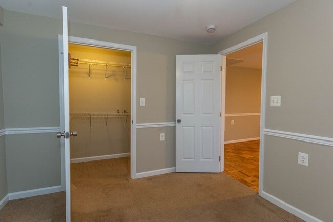 Building Photo - 1 bed, 1 bath, Apartment in Charles Town, WV