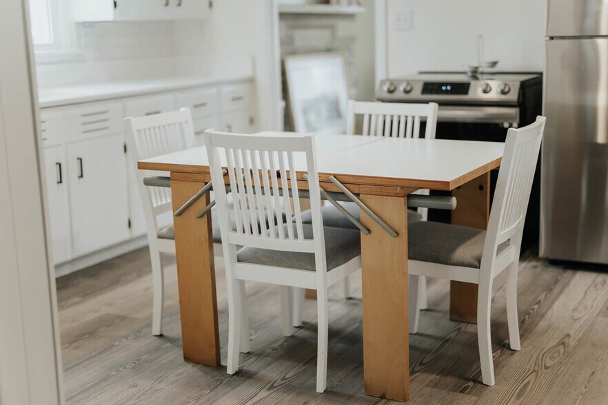 Building Photo - 909 S Mitchell St