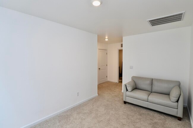 Building Photo - 2037 Elmridge Rd