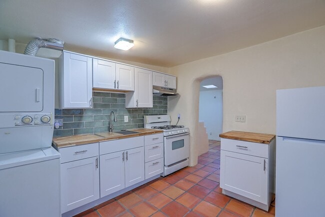 Building Photo - Quaint Studio in Prime Location