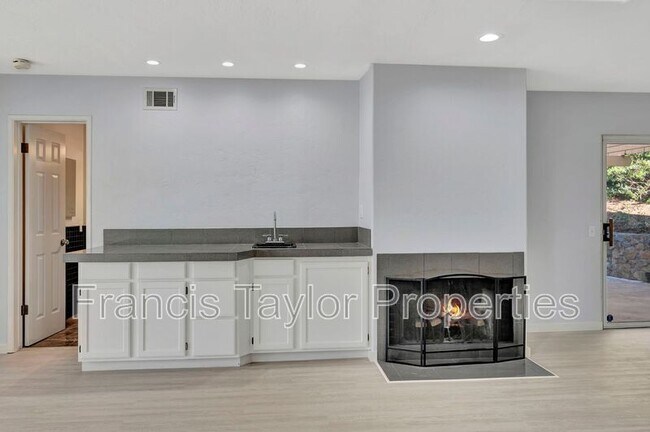 Building Photo - 16303 Avenida Florencia