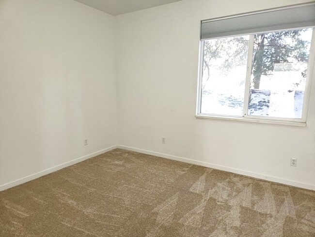 Building Photo - Recently Remodeled Pinebrook Condo with 1 ...