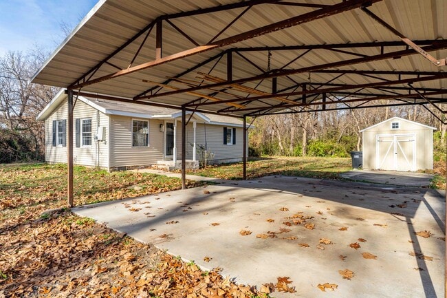 Building Photo - Newly Remodeled 2 Bed 1 Bath Home