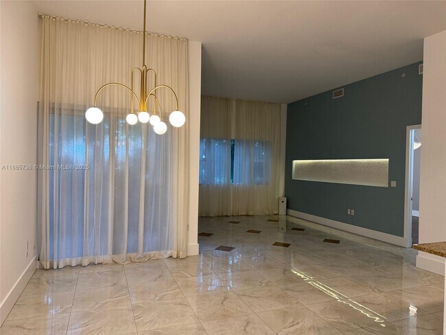 Building Photo - 20000 E Country Club Dr