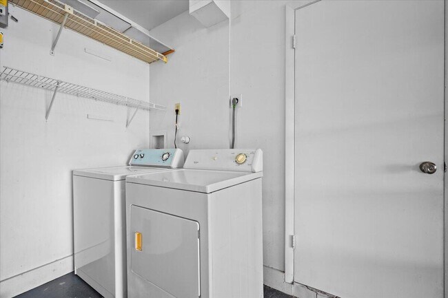 Building Photo - 11888 Suellen Cir