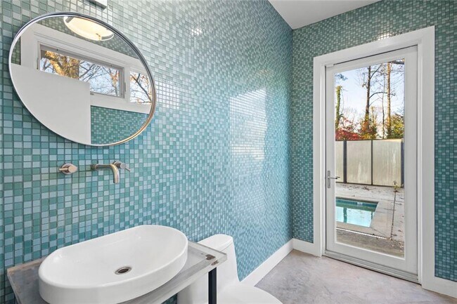 Building Photo - 935 Custer Ave SE