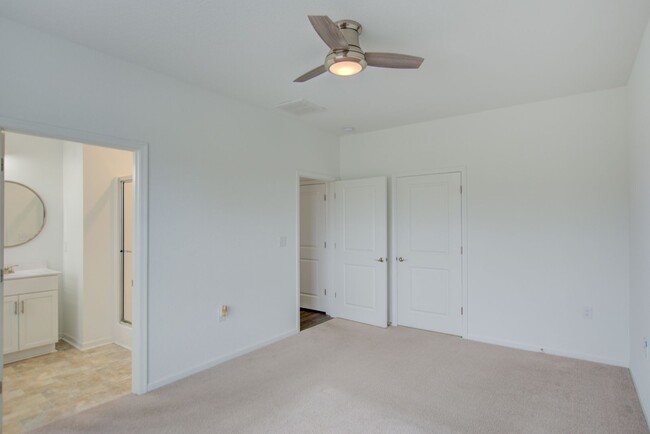 Building Photo - 3 Bed, 2.5 Bath Condo in Hickory School Di...