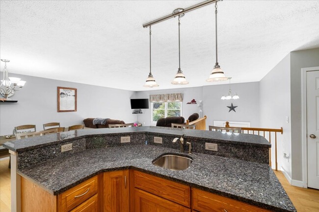 Building Photo - Spacious Home with Amazing Fenced Yard in ...