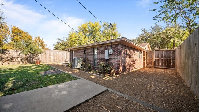 Building Photo - 1017 Howard Ln