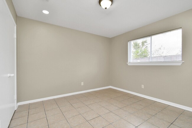 Building Photo - 1736 Crestdale Dr
