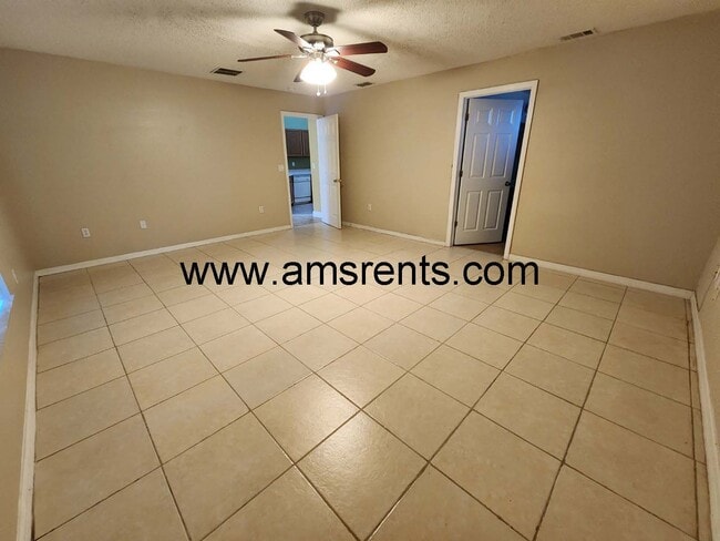 Building Photo - Large 4/2 Home With 2 Car Garage In Poinciana
