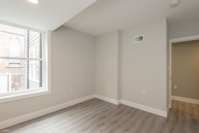 Building Photo - 1133 E Columbia Ave