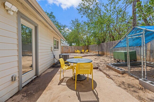 Building Photo - 906 Oleander Ln