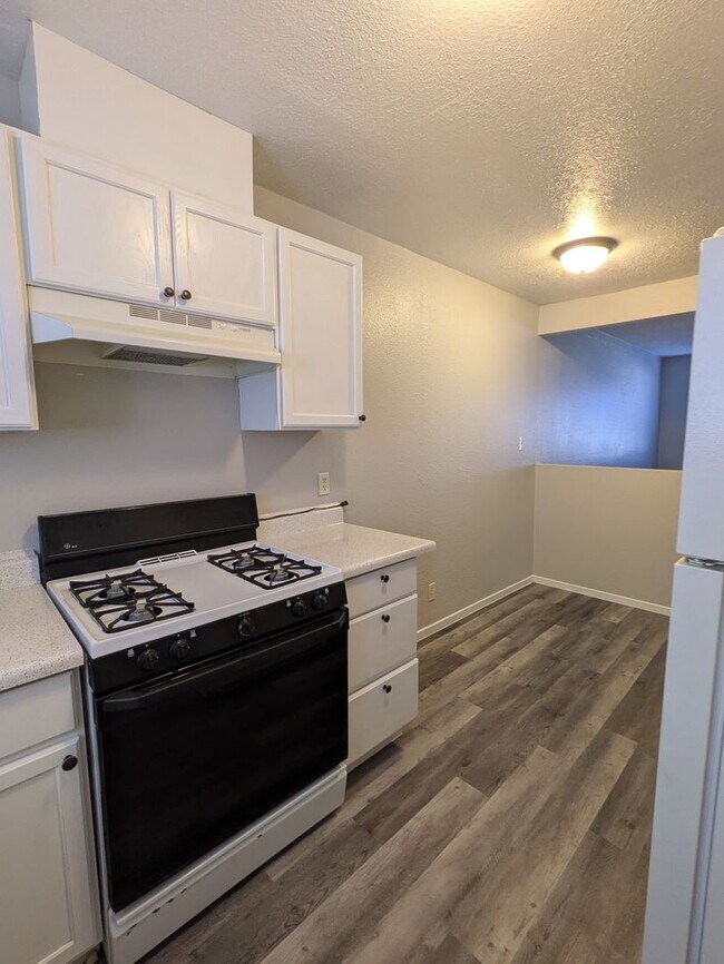 Building Photo - REMODELED 2 BEDROOM FOURPLEX UNIT