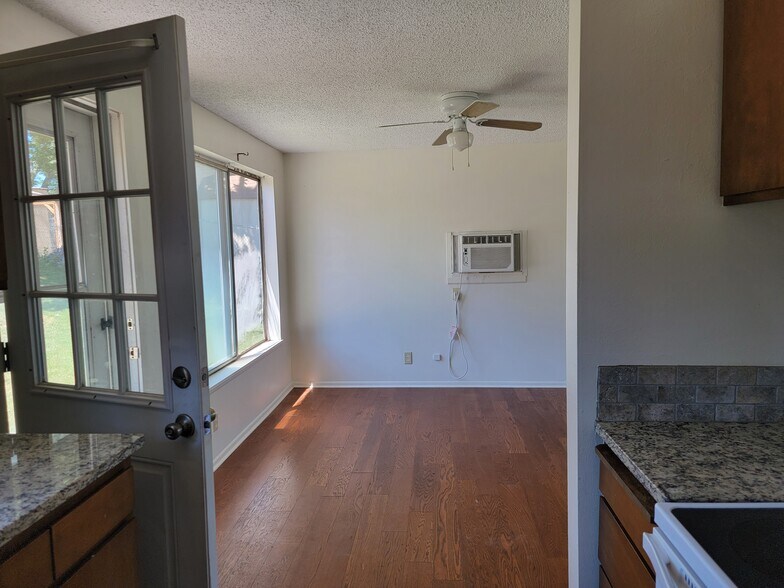 Dining area - 20667 Antrim Dr