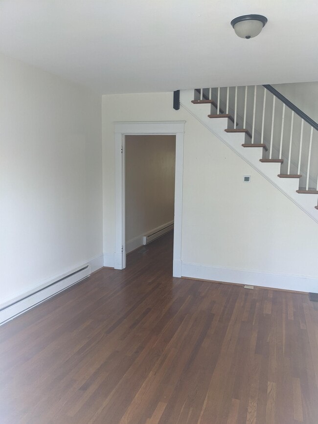 Primary Photo - 216 E Fairfax Ln