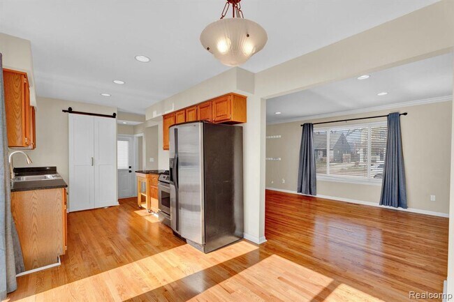 Building Photo - 1560 E Lincoln St