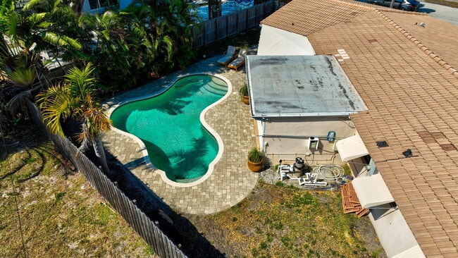 Building Photo - 301 SE 8th Ave