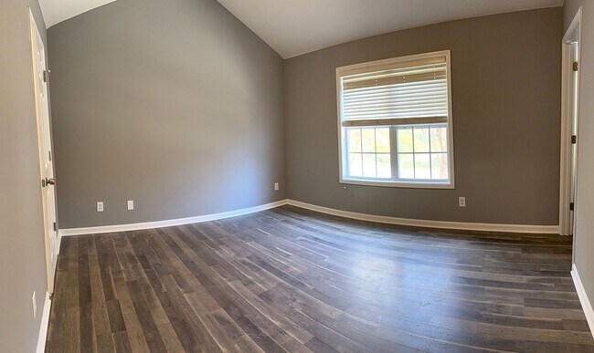 Building Photo - Complete BRAND NEW Renovation 3 Bed/2.5 Ba...