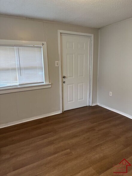 Building Photo - 4020 Kirkland Ave