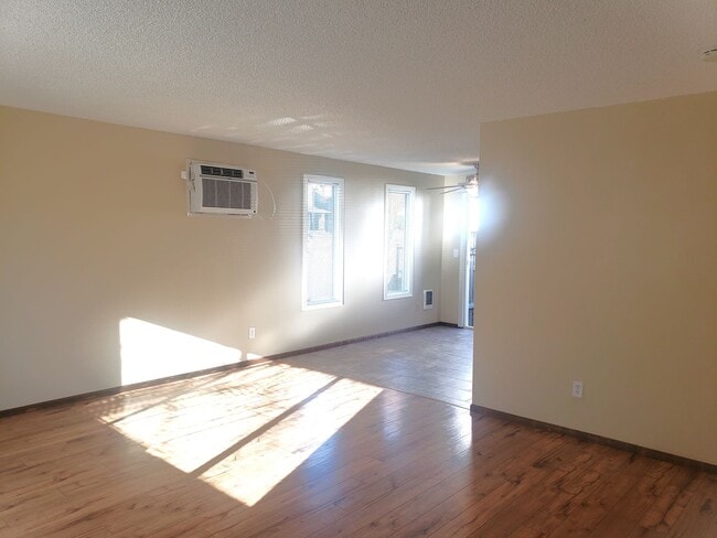 Building Photo - Inner SE Portland Duplex in Brooklyn!