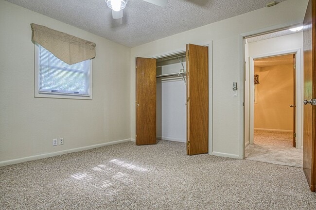 Building Photo - Central Hot Springs Village/Home/Unfurnished