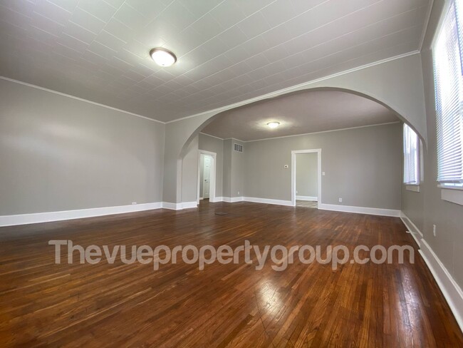 Building Photo - Fully Remodeled 2 bedroom Beauty with Spac...