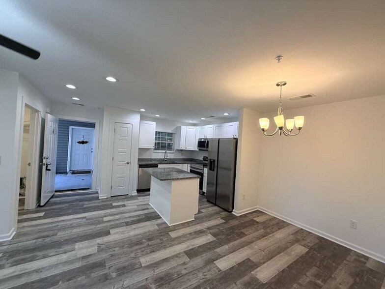 Building Photo - 171 Charter Dr