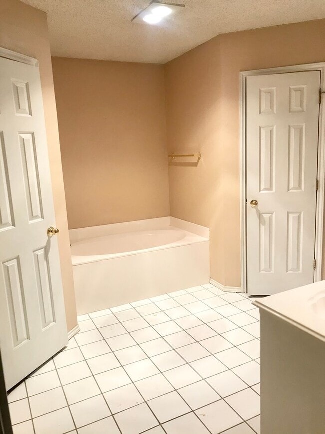 Building Photo - Fantastic 3/2/2 located in South Lubbock! Preleasing for JULY 1st!!