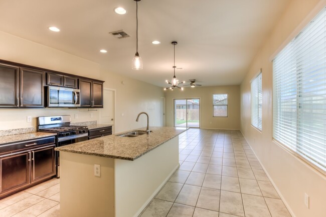 Building Photo - Beautiful 3 Bedroom 2 Bath Available Now i...