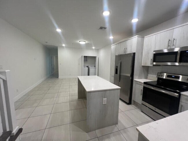 Building Photo - 3902 Melaleuca Ln