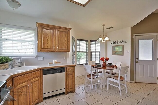 Building Photo - Cute 3-bedroom, 2-bath home